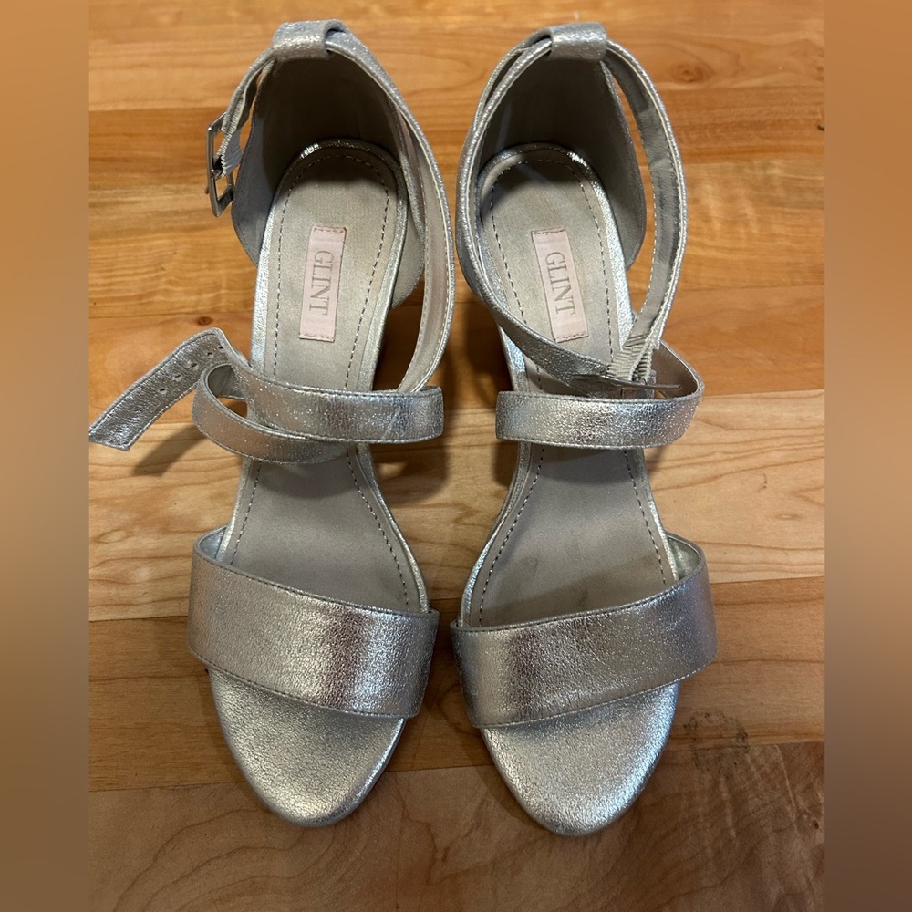 Glint Women’s size 7 Silver Sandal